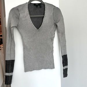Theory Knit V Neck - Long Sleeve - Sweater Top